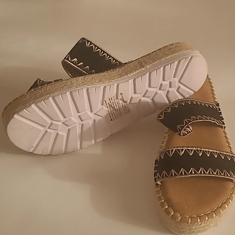 Sandles - Picture 2 of 3